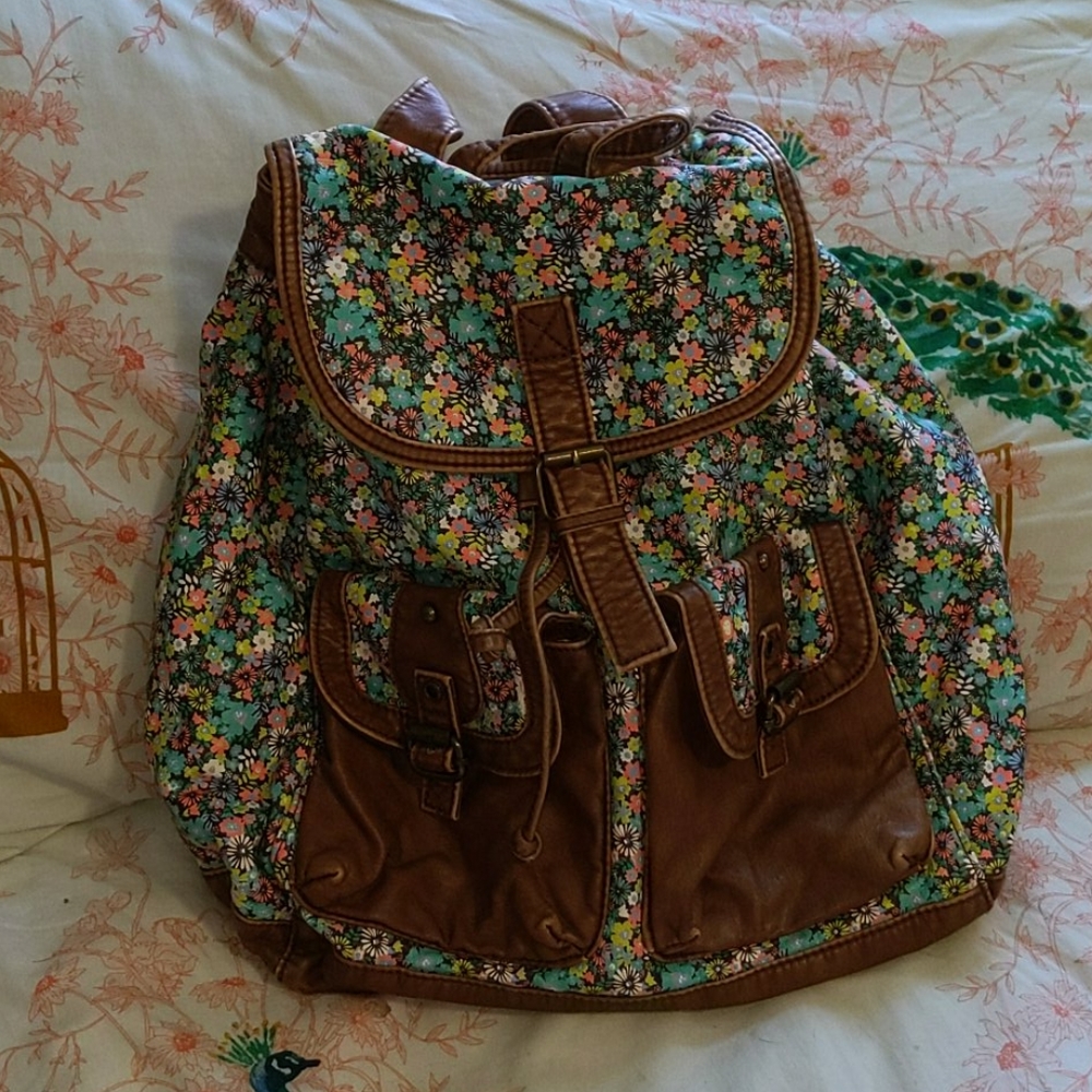 Floral faux leather slouchy backpack 🌼🌸🌷